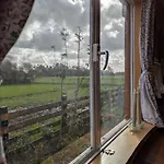 Herdershut 'het Schoehuis', Vlakbij Zee *