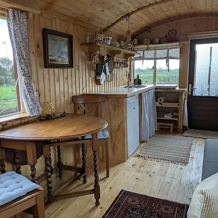 Herdershut 'het Schoehuis', Vlakbij Zee Apartment Sint Maartensbrug