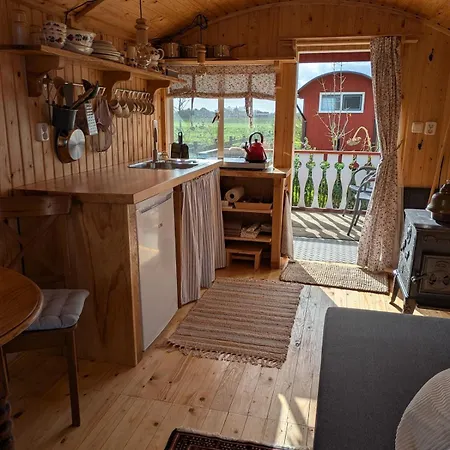 Herdershut 'het Schoehuis', Vlakbij Zee Apartment Sint Maartensbrug